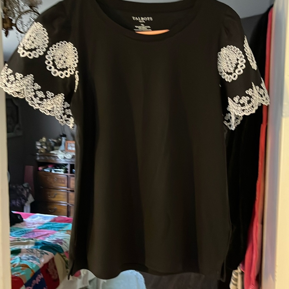 Talbots medium petite T-shirt 60% cotton 40% MODAL eyelet sleeves